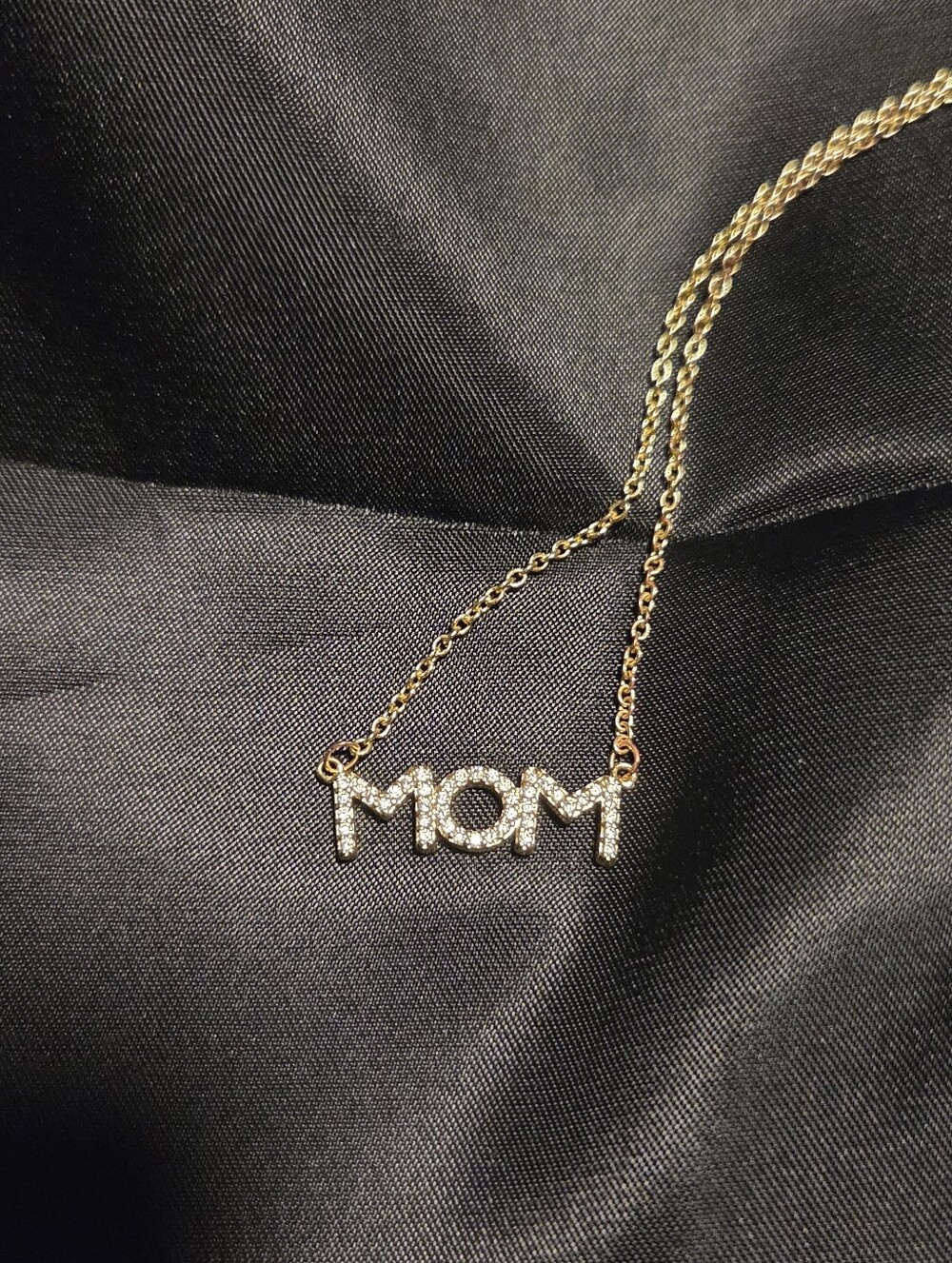 Delicate 'MOM' Pendant Necklace in Gold